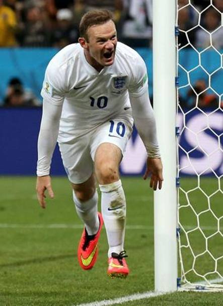 Rooney esulta per il gol che rimette in corsa l&#39;Inghilterra. Epa